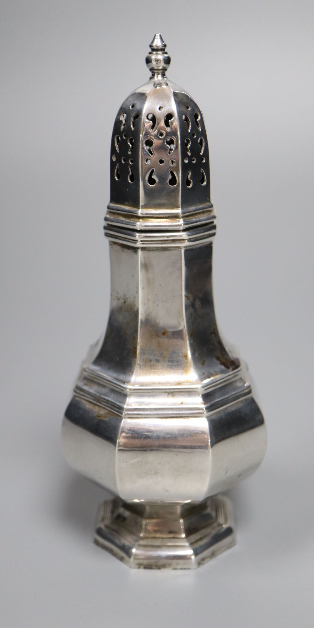 A modern silver octagonal baluster sugar caster, London, 1961, 16.3cm, 5oz.